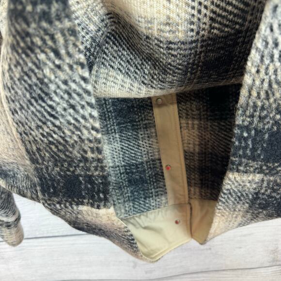 Gap Women's Black & Cream Plaid Wool Fuzzy Thick Shacket Size Large Petite - Picture 9 of 9
